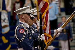  OAK RIDGE, NC (11 de marzo de 2015) Un guardia de color de la Academia Militar de Oak Ridge presenta los colores antes de un concierto del coro Sea Chanters de la Banda de la Armada de los Estados Unidos en la Academia Militar de Oak Ridge en Oak Ridge, Carolina del Norte. La Banda de la Marina de los EE. UU. El sudeste de los Estados Unidos, con actuaciones en 32 ciudades. (Foto de la Marina de los Estados Unidos por el músico jefe Adam Grimm / Lanzamiento)
