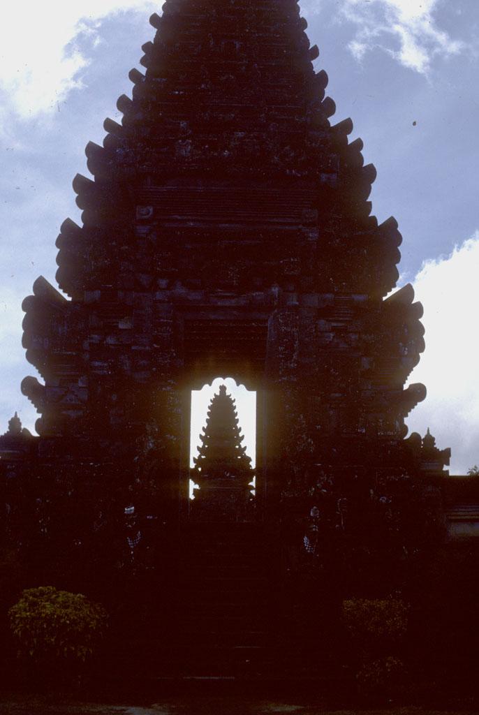 <img typeof="foaf:Image" src="http://statelibrarync.org/learnnc/sites/default/files/images/bali_041.jpg" width="686" height="1024" />