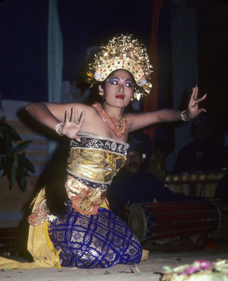 <img typeof="foaf:Image" src="http://statelibrarync.org/learnnc/sites/default/files/images/bali_245.jpg" width="830" height="1024" alt="Balinese Bumble Bee dancer " title="Balinese Bumble Bee dancer " /> <img typeof="foaf:Image" src="http://statelibrarync.org/learnnc/sites/default/files/images/bali_245.jpg" width="830" height="1024" alt="Balinese Bumble Bee dancer " title="Balinese Bumble Bee dancer " />