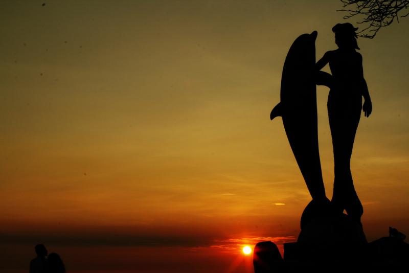 <img typeof="foaf:Image" src="http://statelibrarync.org/learnnc/sites/default/files/images/dolphinandwomansilhouette.jpg" width="1024" height="683" alt="Silhouettes of a dolphin and a woman" title="Silhouettes of a dolphin and a woman" /> <img typeof="foaf:Image" src="http://statelibrarync.org/learnnc/sites/default/files/images/dolphinandwomansilhouette.jpg" width="1024" height="683" alt="Silhouettes of a dolphin and a woman" title="Silhouettes of a dolphin and a woman" />