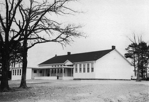 <img typeof="foaf:Image" src="http://statelibrarync.org/learnnc/sites/default/files/images/high_plains_school_circa_1950_.jpg" width="500" height="344" />