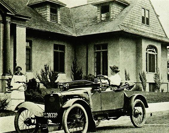 <img typeof="foaf:Image" src="http://statelibrarync.org/learnnc/sites/default/files/images/p217.jpg" width="567" height="446" alt="A car in front of a suburban home, 1915" title="A car in front of a suburban home, 1915" />