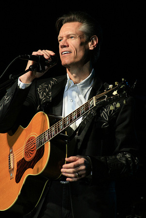 Randy Travis in concert in French Lick, Indiana on December 5, 2008. Image from Flickr user Tennessee Wanderer.