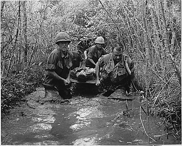 US soldiers carry wounded comrade